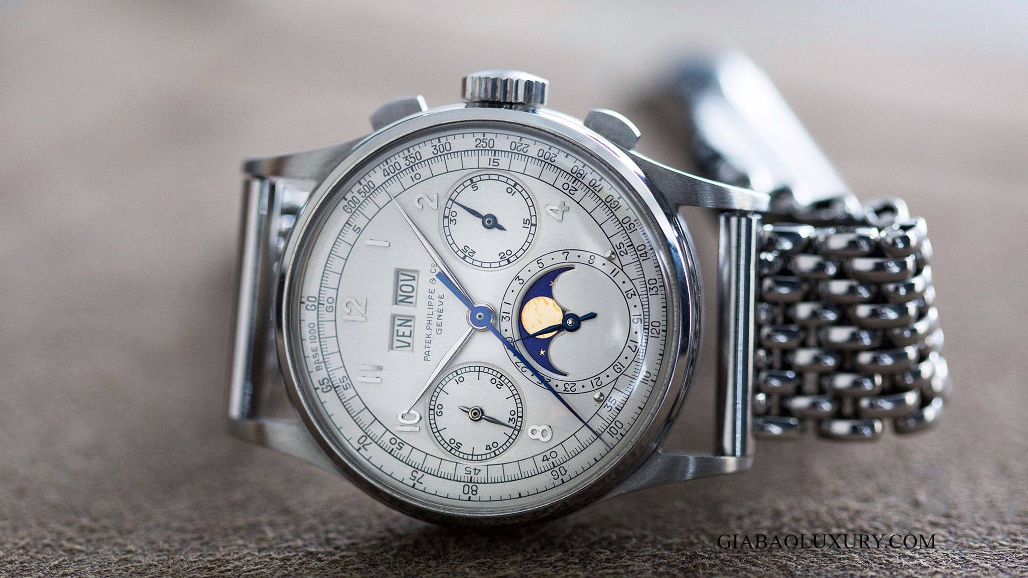 Patek Philippe Ref. 1518 bằng thép nhìn từ mặt trước