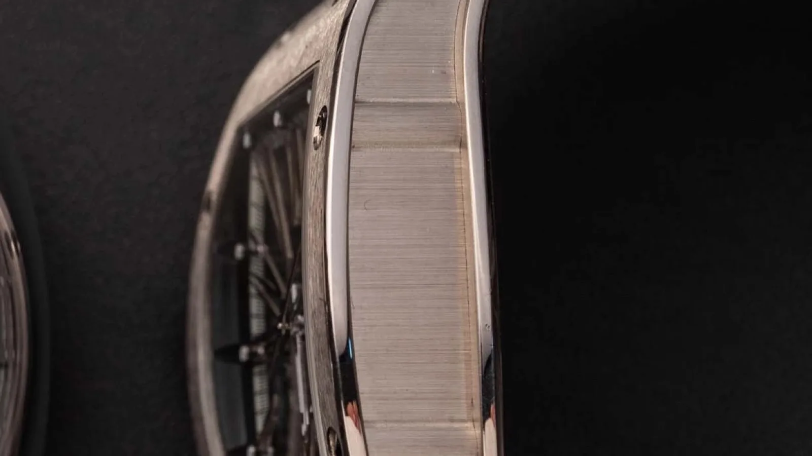 Mặt cạnh vỏ tonneau của Richard Mille RM 023