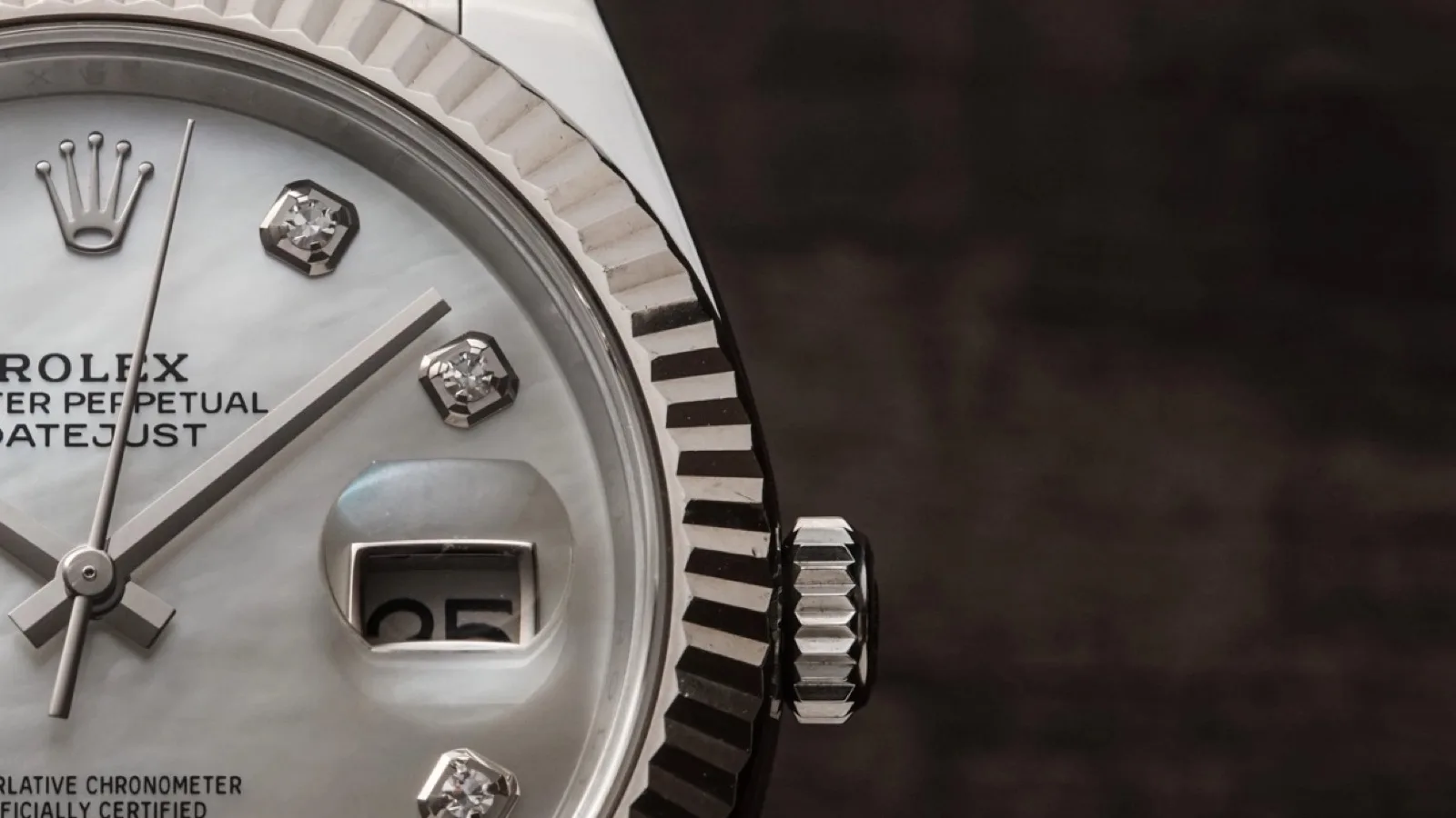 Cận cảnh Rolex Datejust 41 Ref. 126334 mặt xà cừ trắng và vành khía