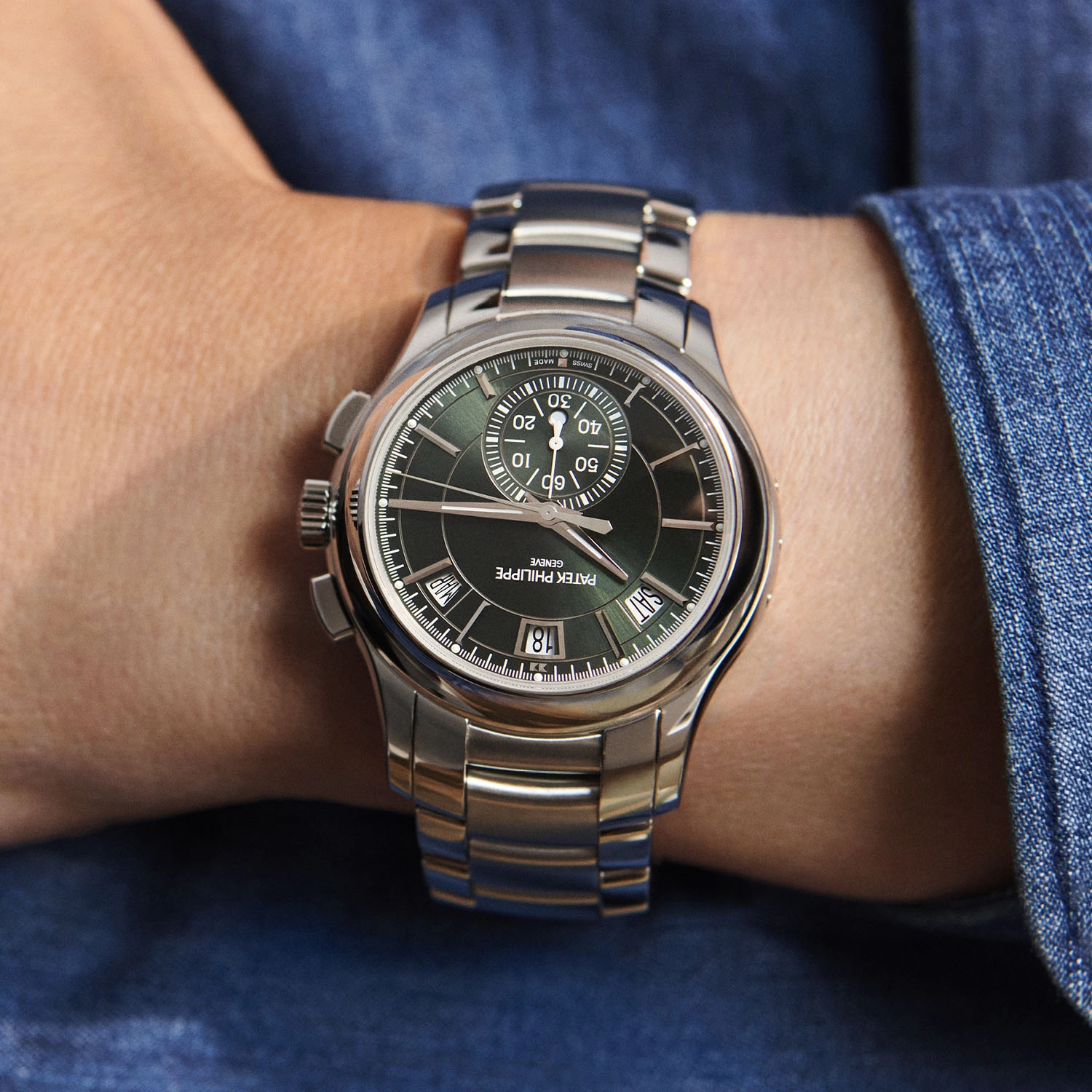 Patek Philippe Annual Calendar Chronograph 5905A mặt số xanh lá trên cổ tay