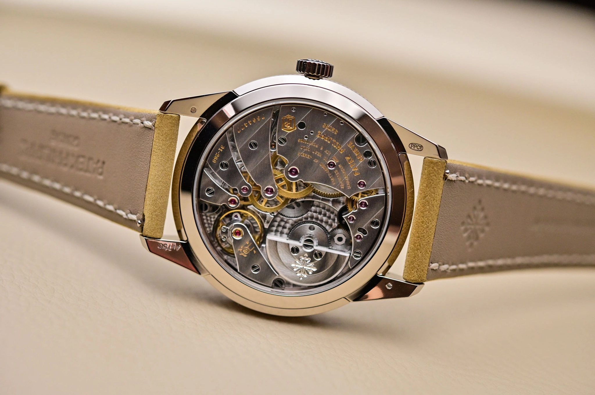 Mặt sau Patek Philippe 5326G với bộ máy tự động qua nắp lưng