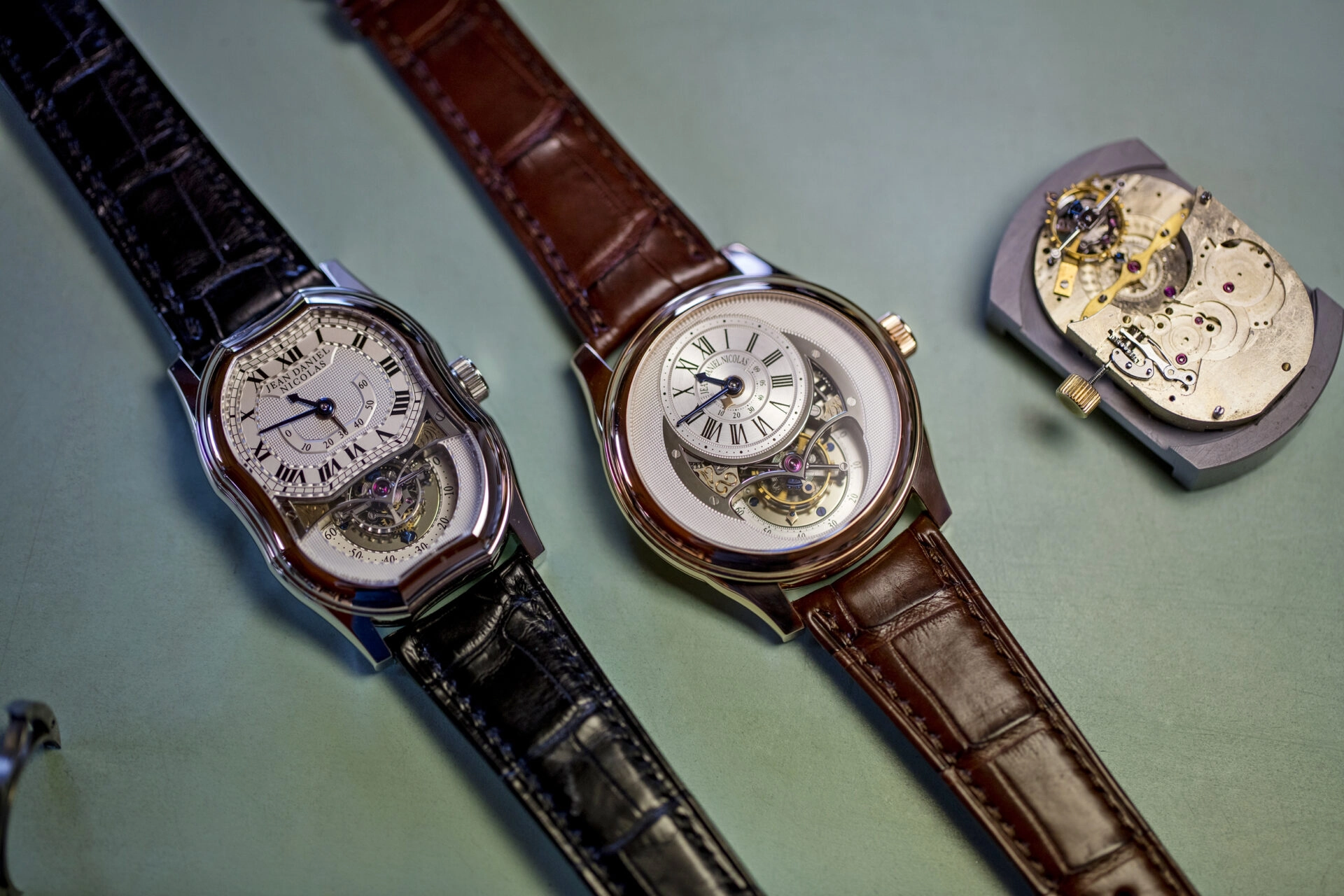 Hai đồng hồ Jean Daniel Nicolas và một bộ máy tourbillon đặt cạnh nhau