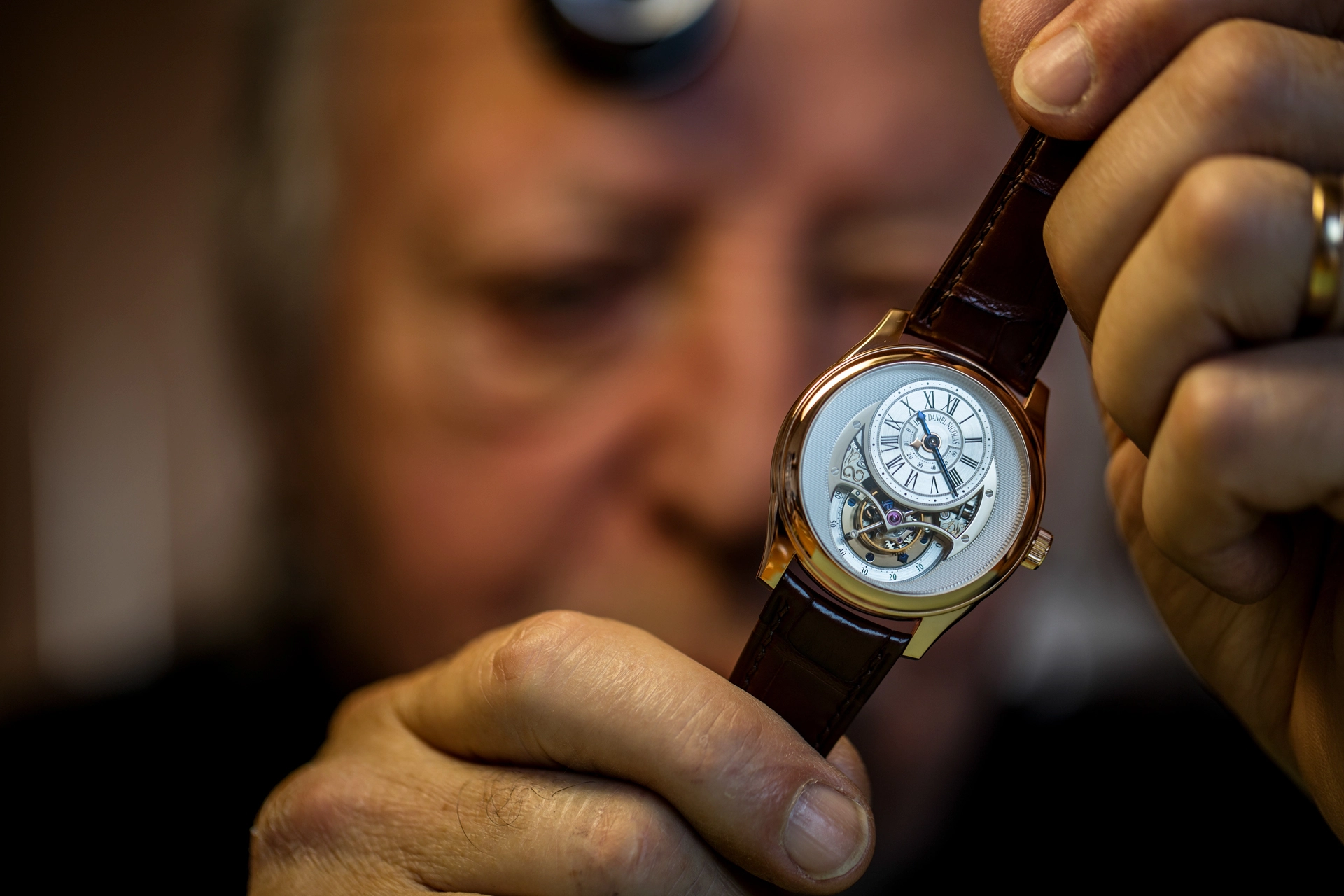 Người đàn ông kiểm tra đồng hồ Jean Daniel Nicolas tourbillon