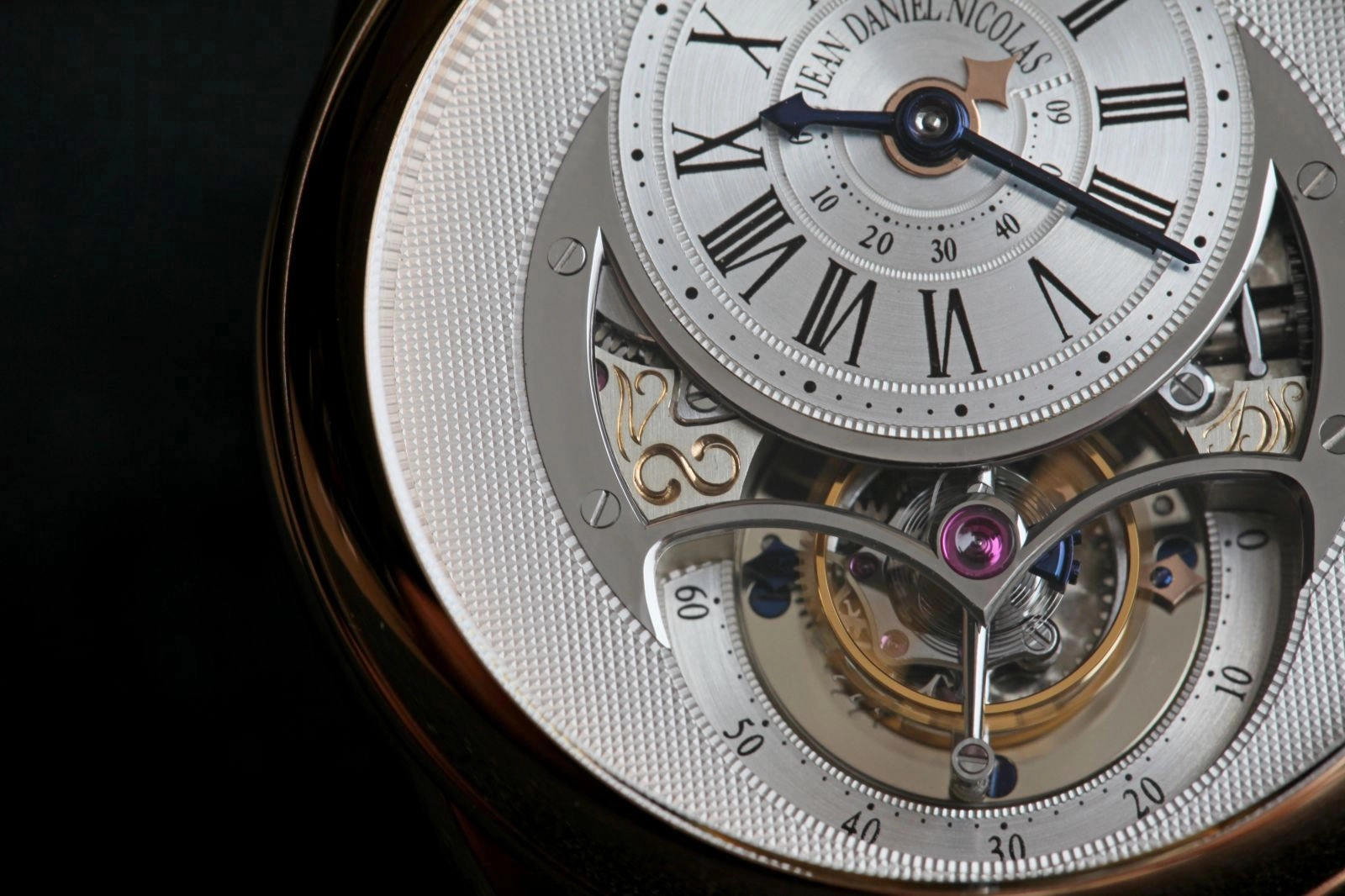 Cận cảnh mặt số và lồng tourbillon của đồng hồ Jean Daniel Nicolas