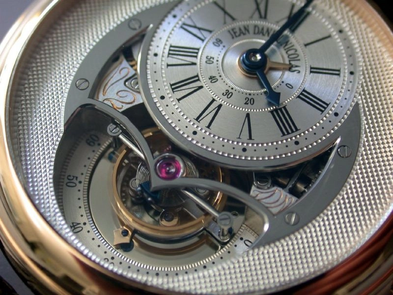 Cầu tourbillon hình cánh dơi trên đồng hồ Jean Daniel Nicolas