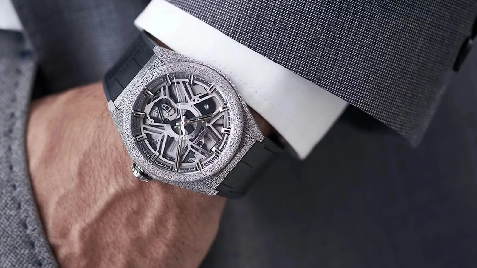 Zenith Defy LAB với mặt mở để lộ bộ dao động silicon nguyên khối