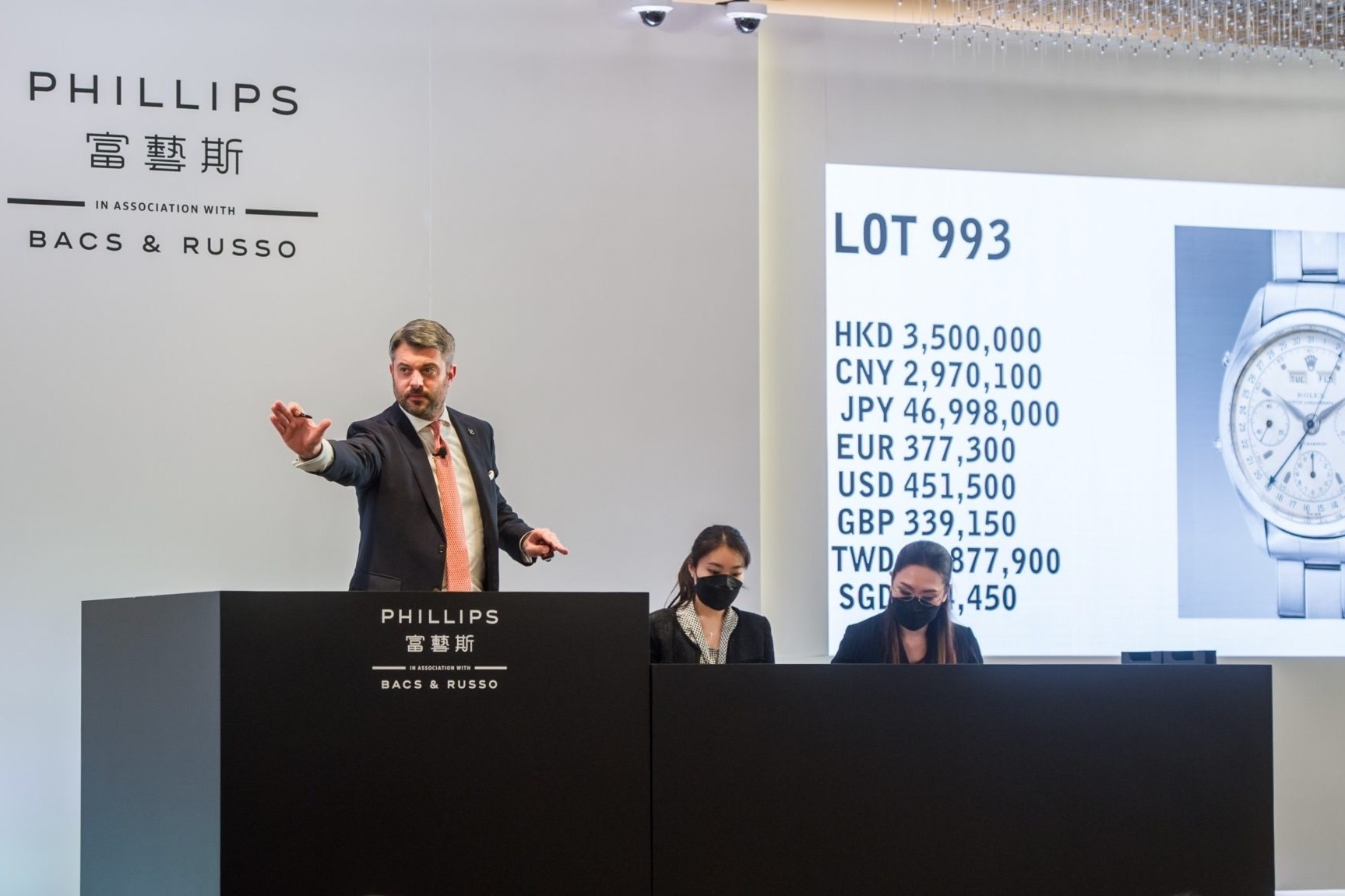 Đấu giá viên Phillips điều hành phiên đấu giá đồng hồ, màn hình hiển thị lot 993