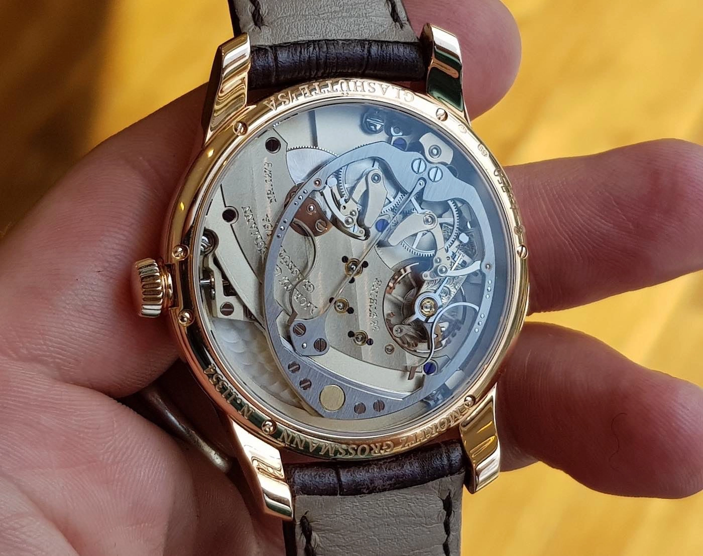 Bộ máy Moritz Grossmann được cầm trên tay