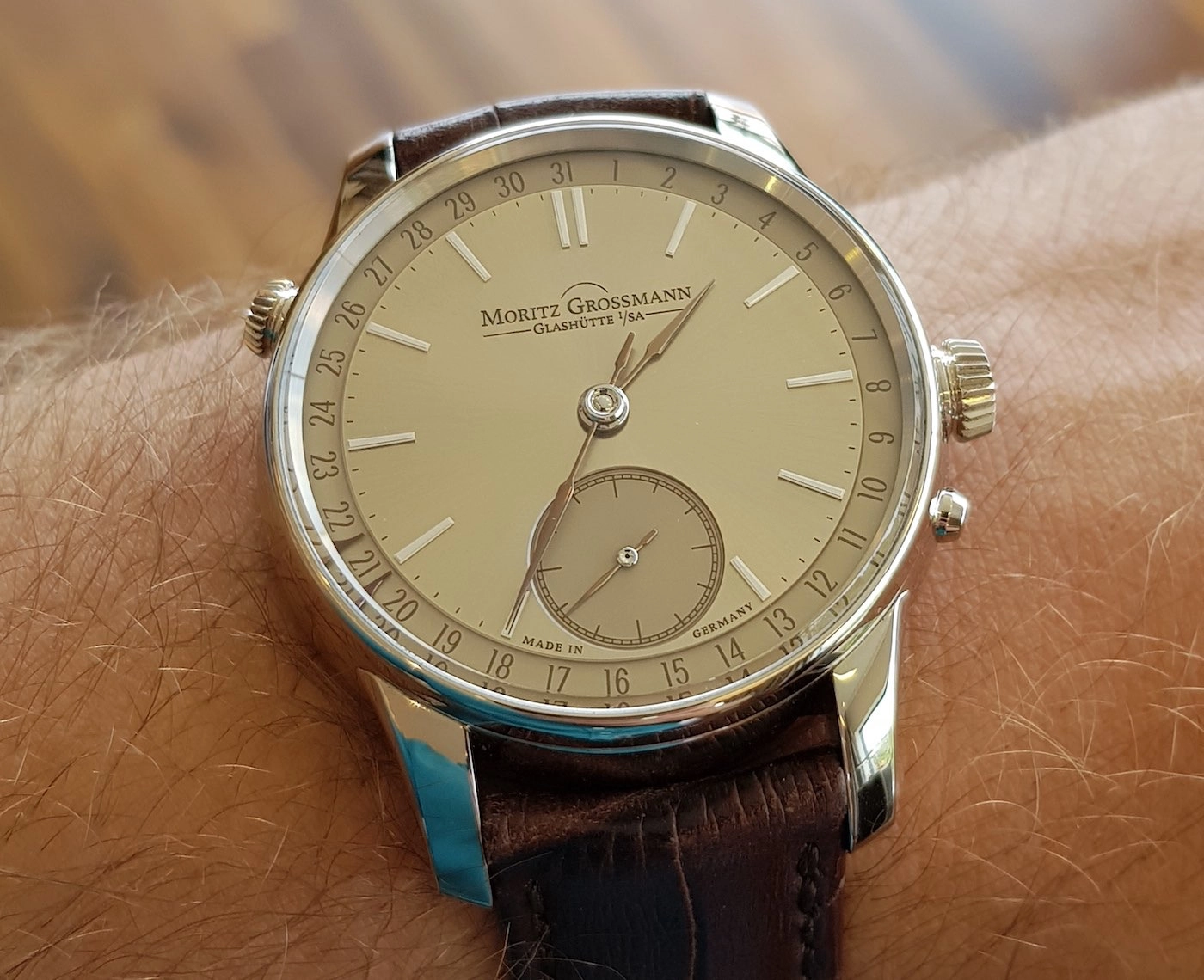 Moritz Grossmann mặt màu champagne với giây nhỏ trên cổ tay