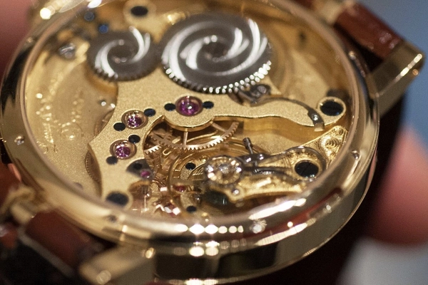 Từng chiếc vít trong bộ máy đồng hồ Lang & Heyne có giá 100 Euro?