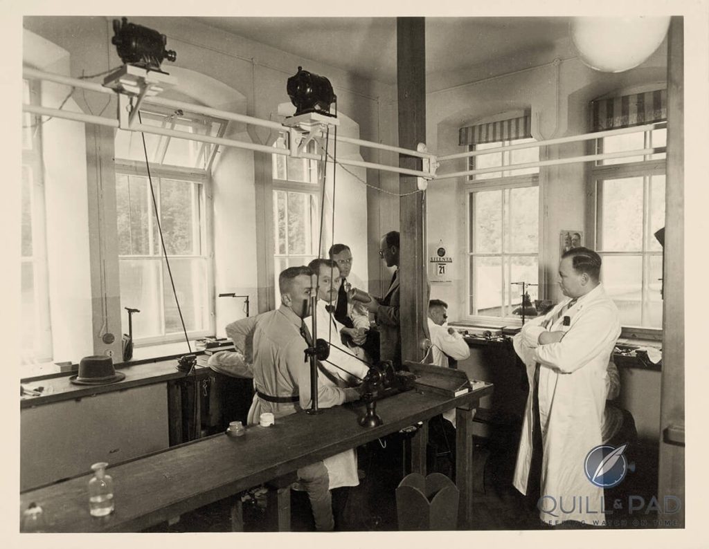 Tiến sĩ Ernst Kurtz (ngoài cùng bên phải) và nhóm phát triển của ông tại nhà máy Ufag của Glashütte năm 1939 (ảnh do Tutima cung cấp)