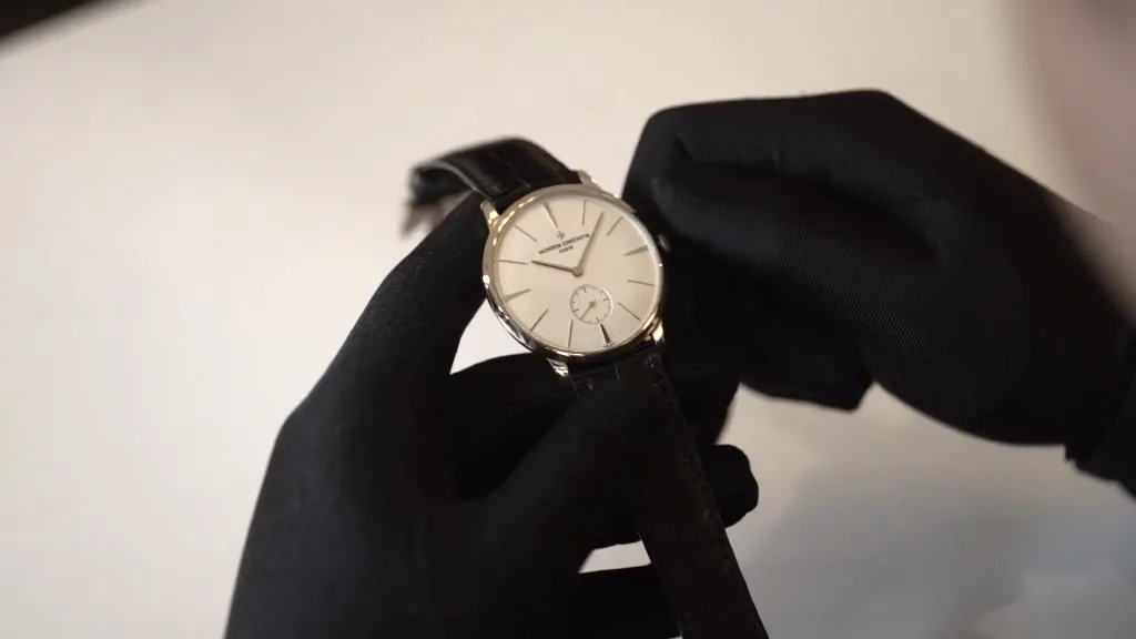 Vacheron Constantin Patrimony 1110U nhìn nghiêng trong tay đeo găng
