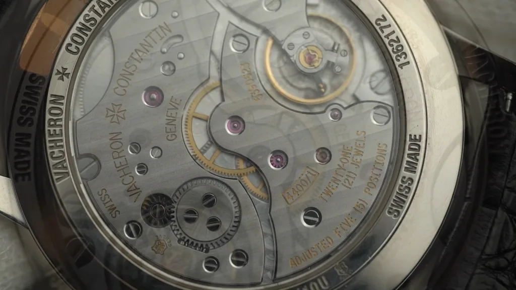 Toàn cảnh calibre 4400 AS qua đáy sapphire Patrimony 1110U