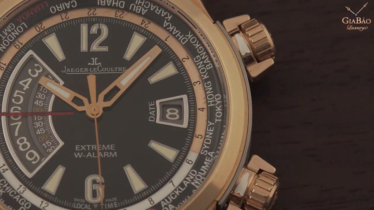 Mặt số Jaeger-LeCoultre Extreme W-Alarm với vành thành phố