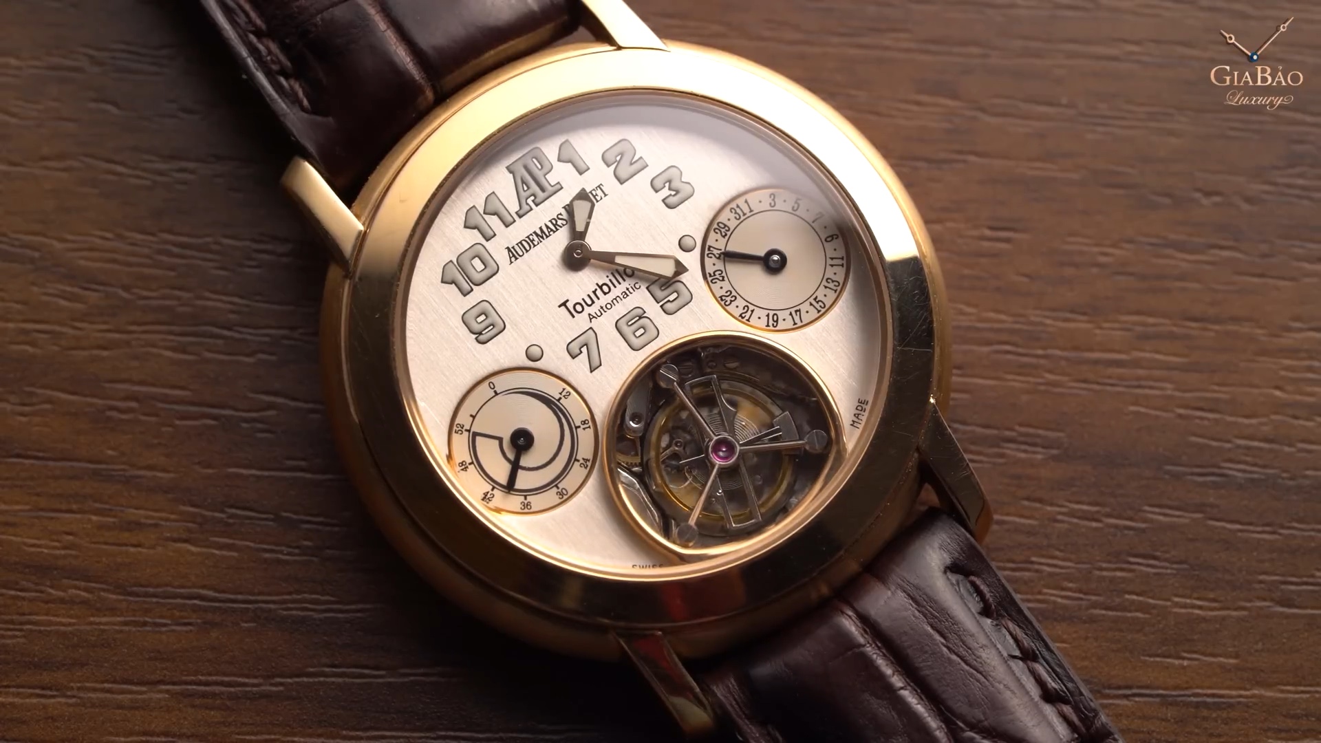 Mặt số Audemars Piguet Jules Audemars Tourbillon 150 ans với lịch kim, dự trữ năng lượng và tourbillon