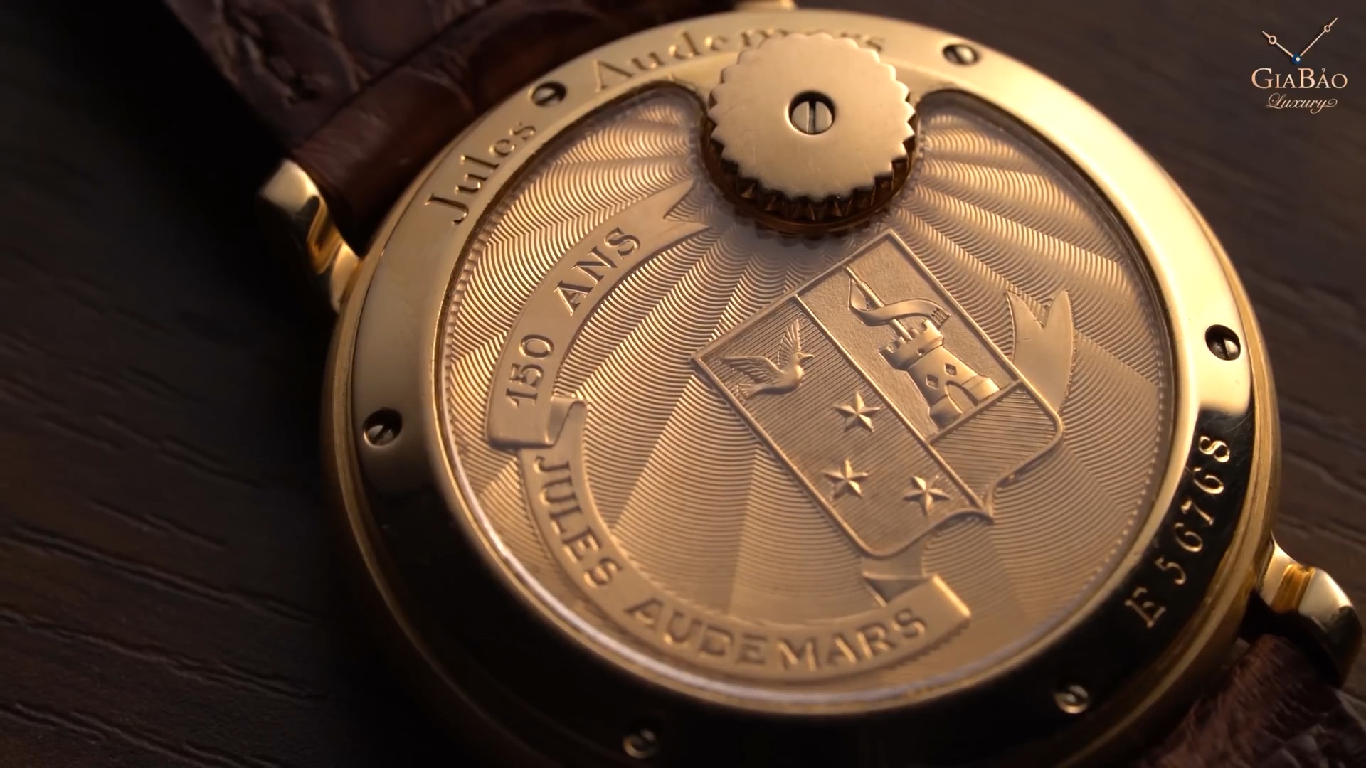 Cận cảnh huy hiệu, chữ 150 ans và núm sau của Audemars Piguet Jules Audemars