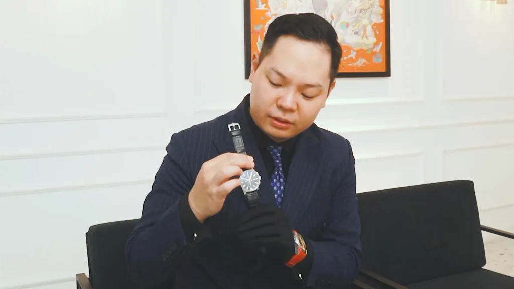 Gia Bảo cầm hai mẫu Zenith và Carl F. Bucherer để so sánh