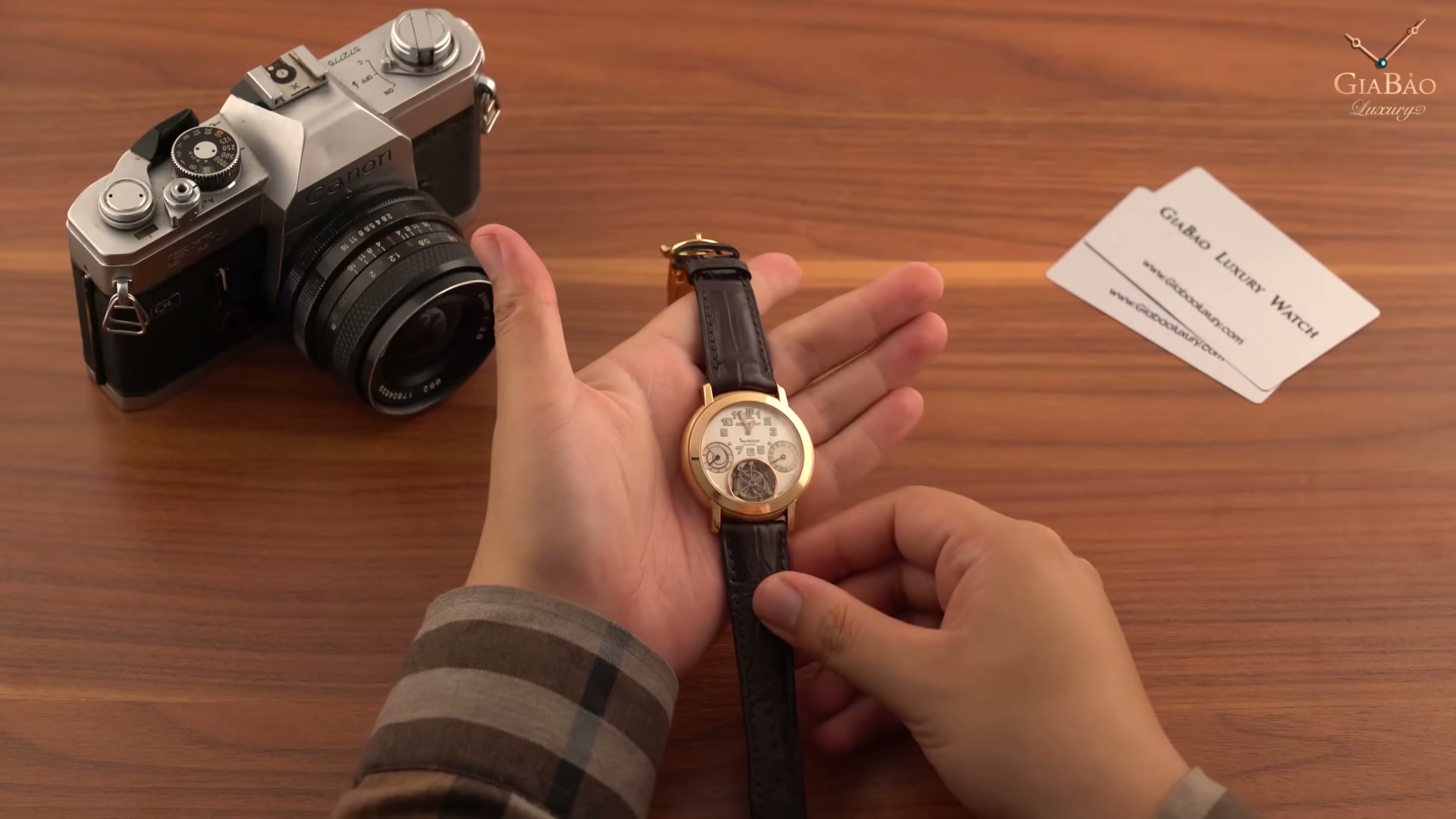 Toàn bộ Audemars Piguet Jules Audemars Tourbillon 150 ans trên tay người cầm