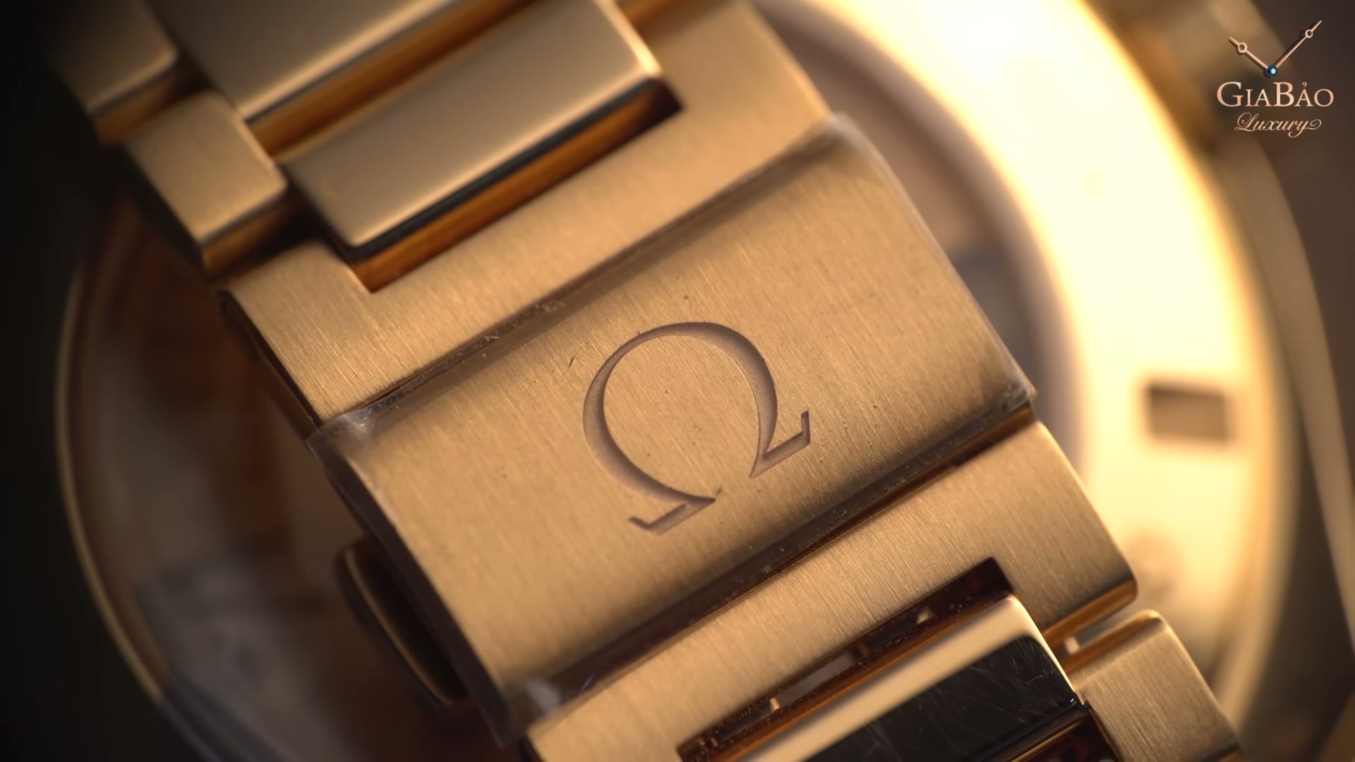 Khóa gập Omega trên bracelet vàng đỏ nhìn cận cảnh