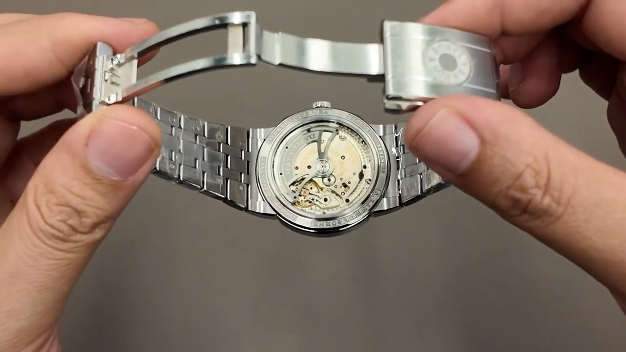 Calibre L155.1 Datomatic qua đáy sapphire Lange Odysseus