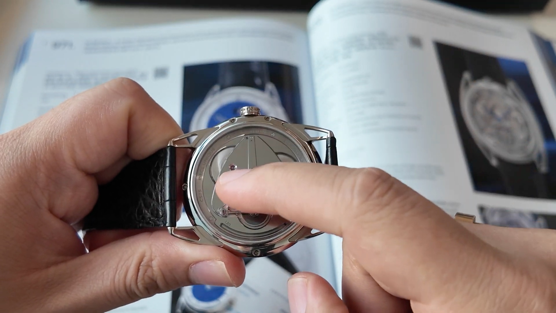 Mặt đáy De Bethune DB25L với calibre DB2105