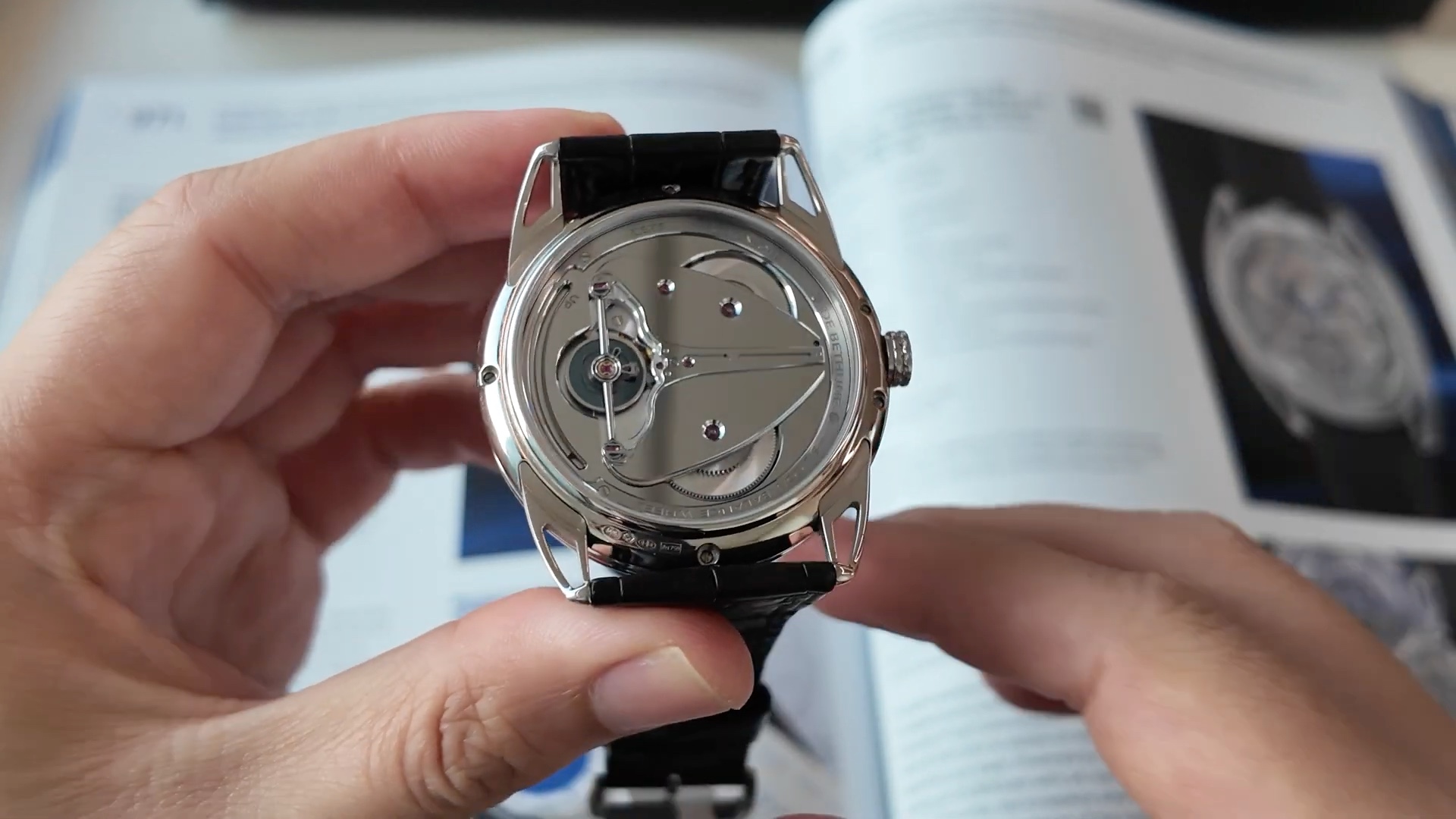 Calibre DB2105 lên cót tay của De Bethune DB25L