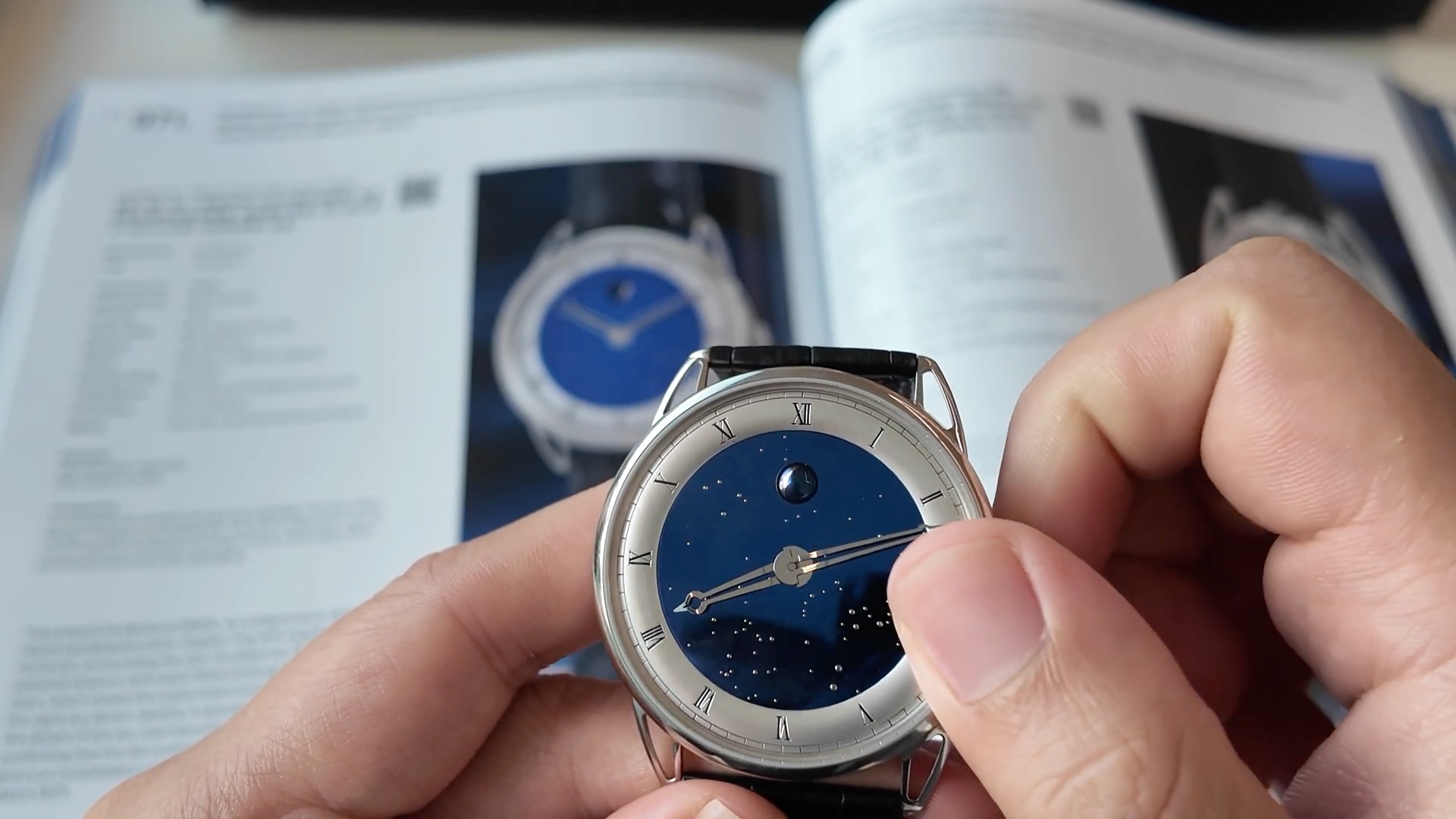 Mặt sao Jakarta và moon phase cầu của De Bethune DB25L