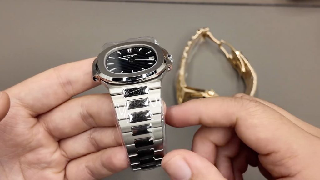 Patek Philippe Nautilus 5811 bằng vàng trắng nhìn nghiêng