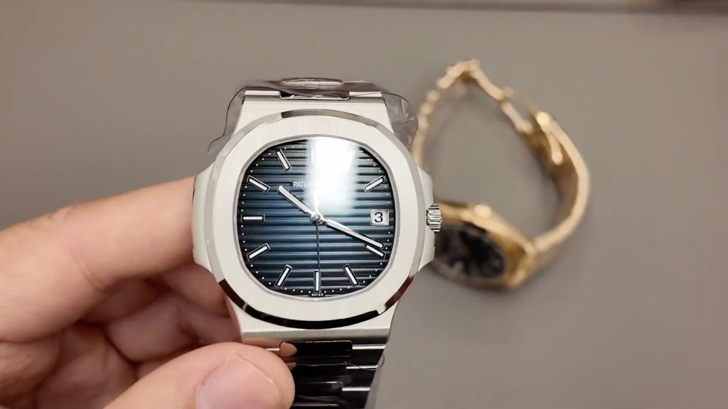 Mặt số xanh chuyển đen Patek Philippe Nautilus 5811