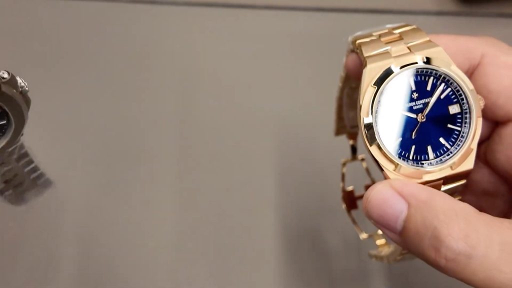 Mặt số xanh Vacheron Constantin Overseas 4520V trong video Gia Bảo