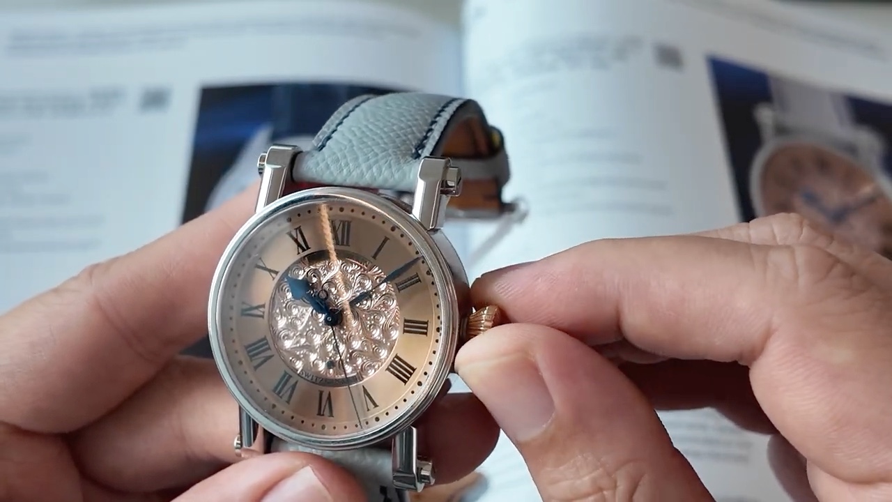 Gia Bảo thao tác núm vàng hồng của Speake-Marin Piccadilly