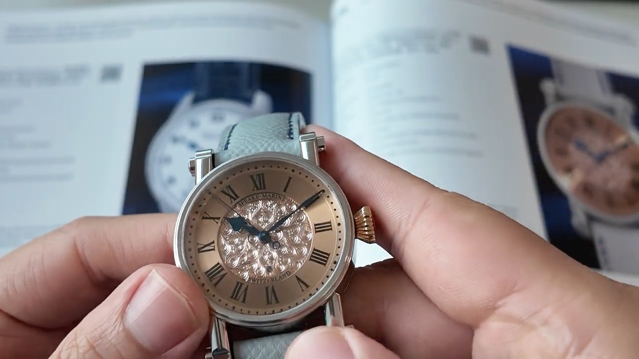 Cận cảnh mặt số chạm tay Speake-Marin Platinum Piccadilly