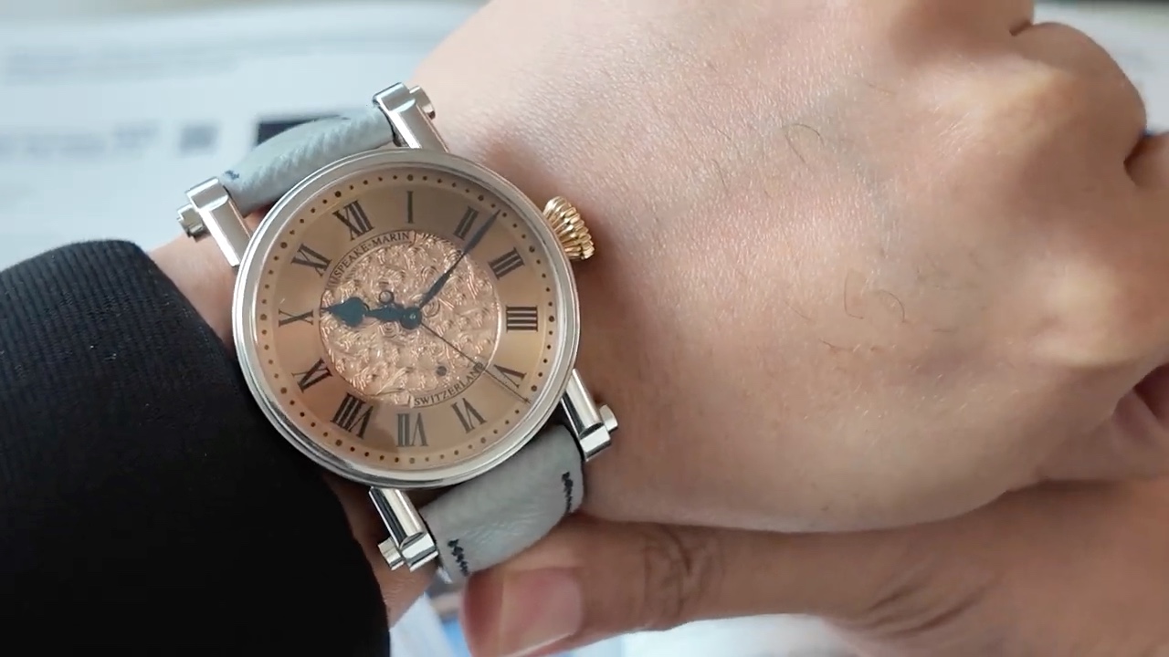 Speake-Marin Platinum Piccadilly 42,5 mm trên cổ tay 17 cm