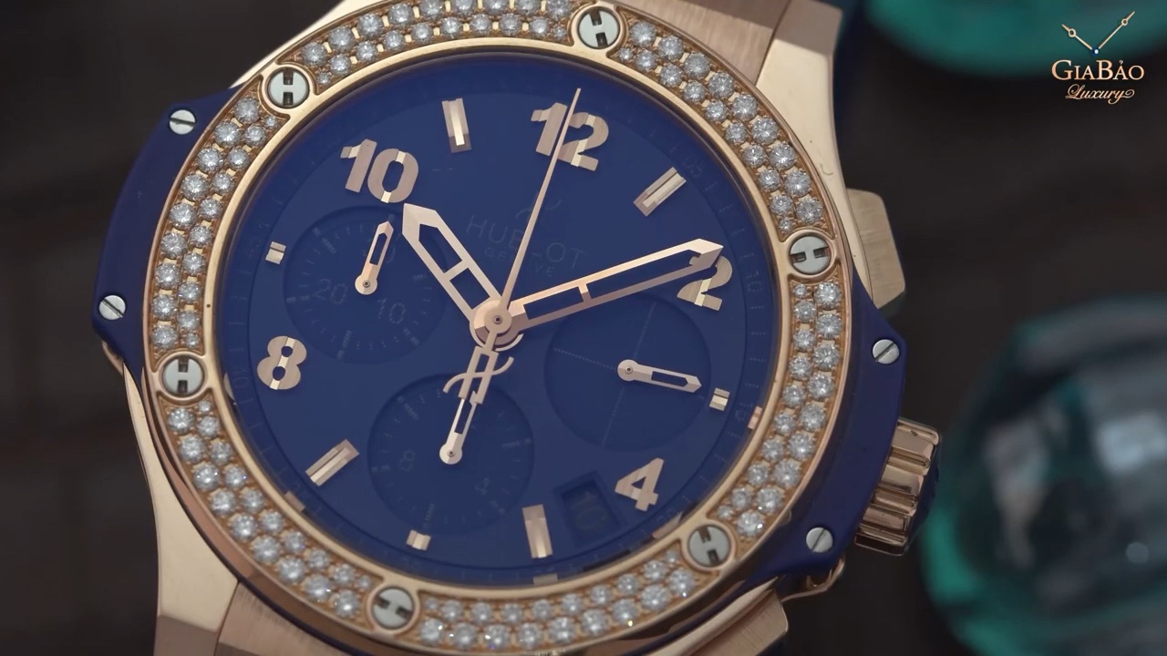 Hublot mặt xanh với vành kim cương