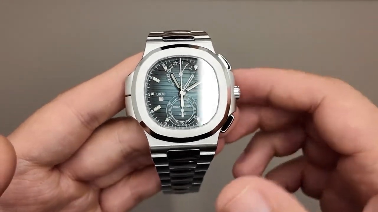 Patek Philippe Nautilus 5990/1A-011 nhìn chính diện
