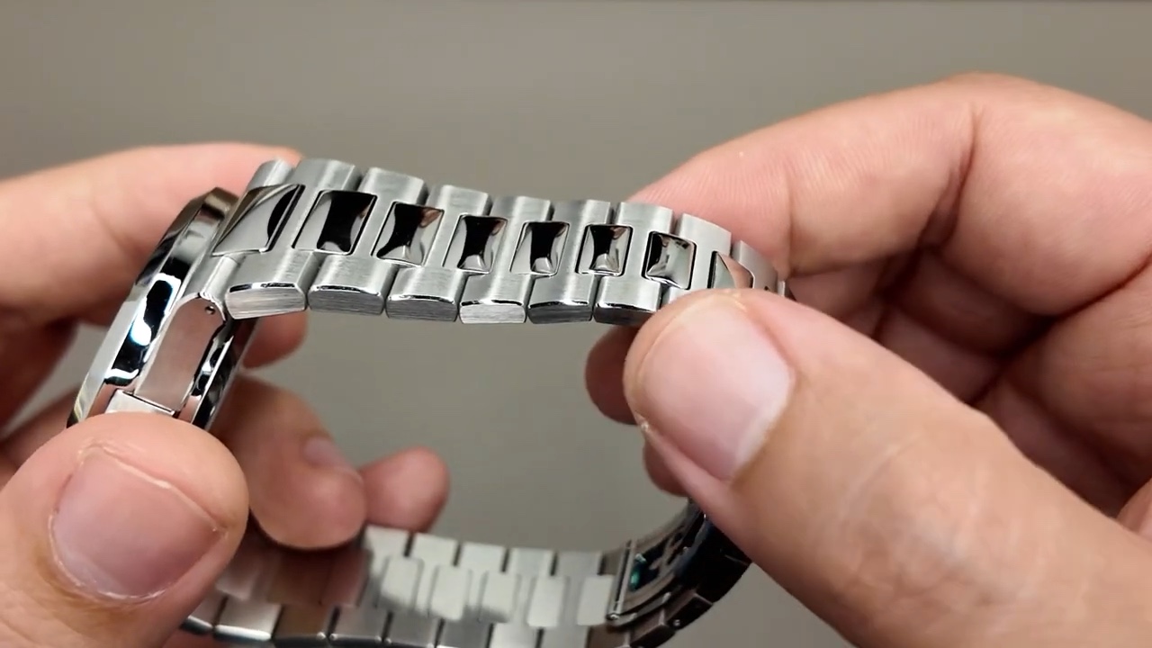 Chi tiết hoàn thiện dây thép Patek Philippe Nautilus 5990/1A-011