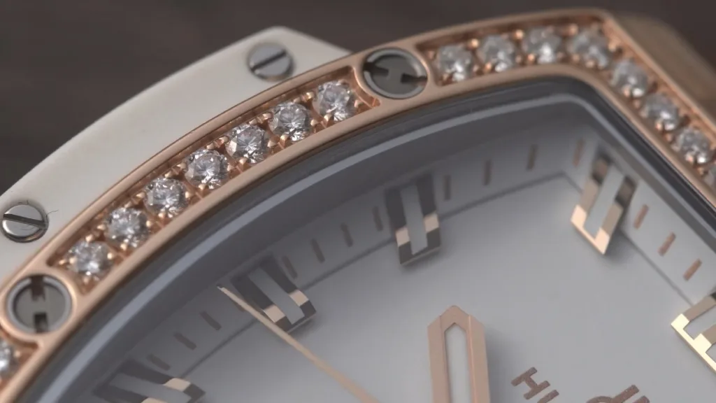 Cận cảnh bezel kim cương Hublot 665.OE.2080.RW.1204