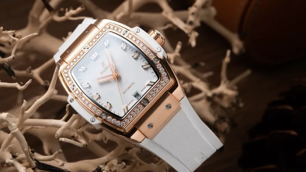 Toàn cảnh Hublot Spirit of Big Bang King Gold dây trắng