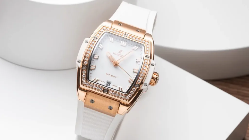 Hublot Spirit of Big Bang 665.OE trên nền trắng