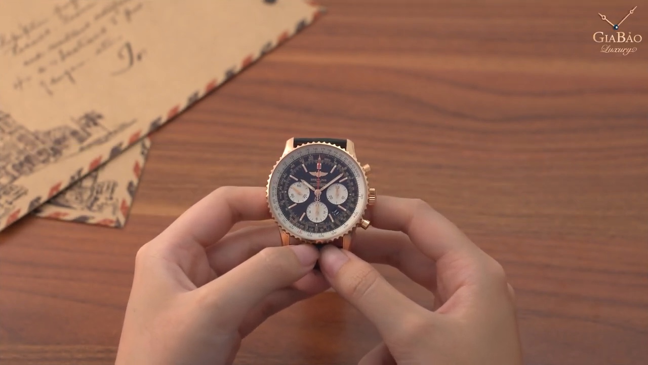 Breitling Navitimer 01 vàng hồng nhìn chính diện