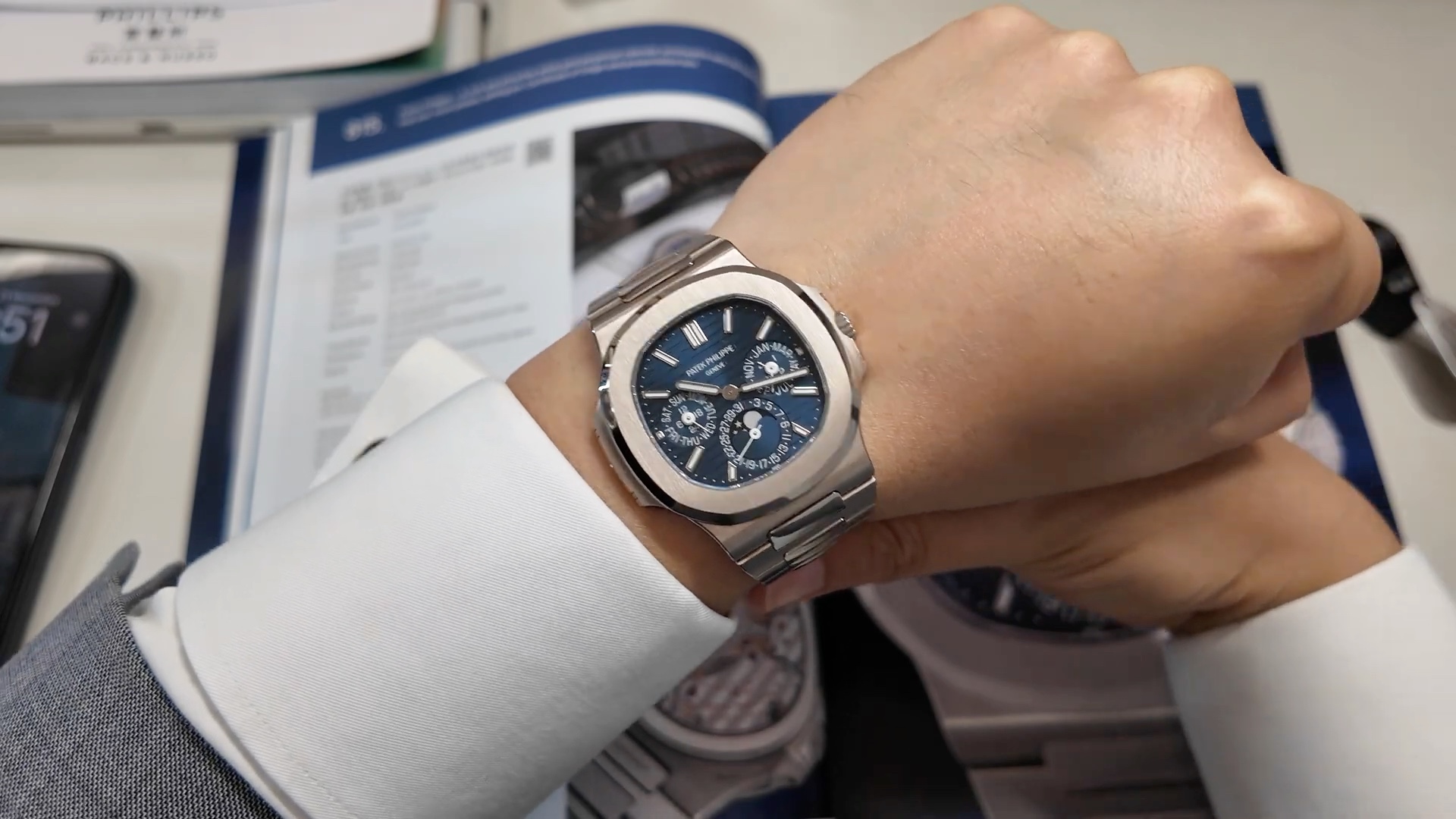 Patek Philippe Nautilus 5740/1G-001 trên cổ tay