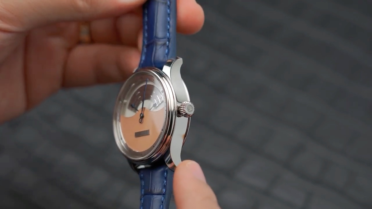 Kudoke 3 Salmon Dial nhìn nghiêng với vỏ thép và núm onion