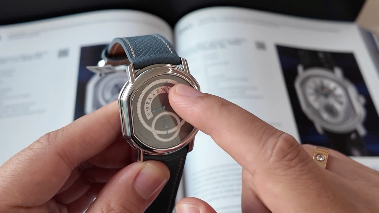 Gia Bảo thao tác cơ cấu giờ nhảy Daniel Roth 2127