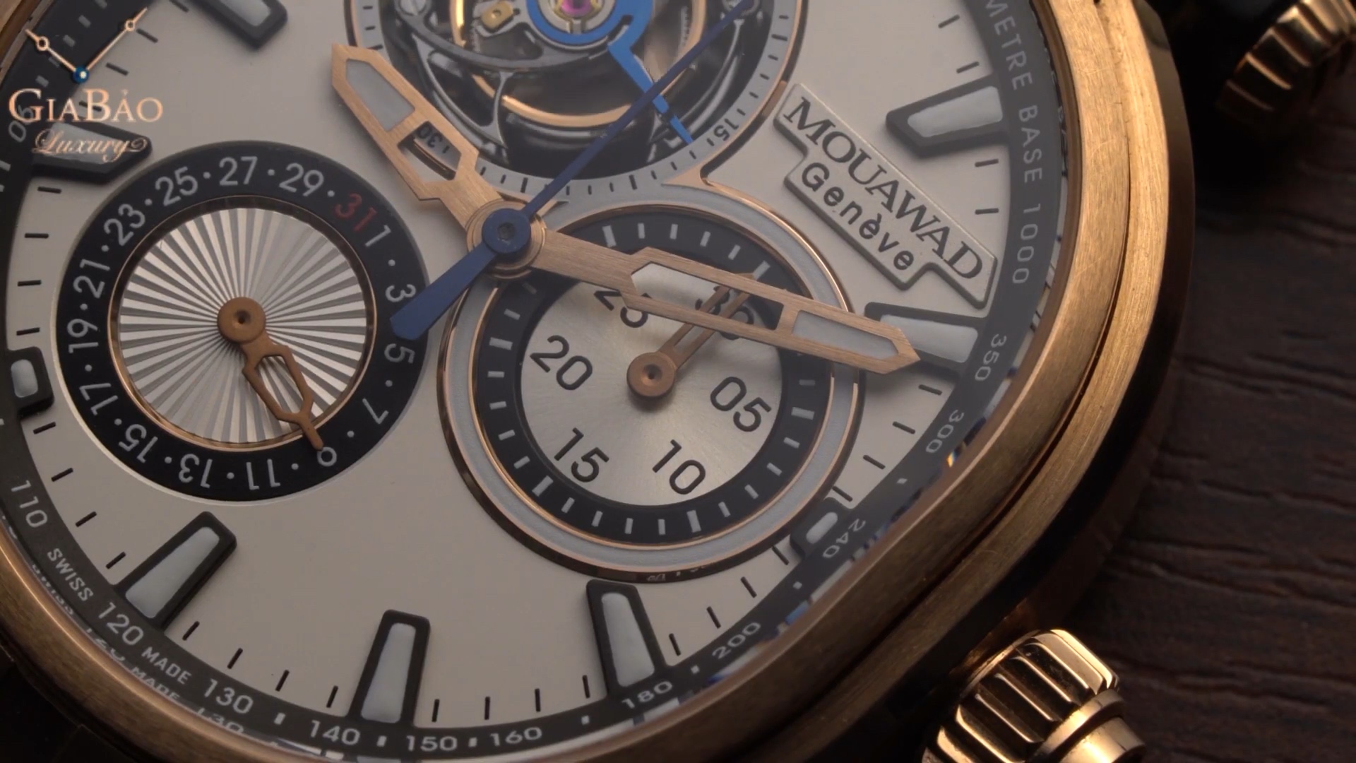 Mặt số Mouawad với tourbillon gần 11 giờ, bộ đếm 30 phút và lịch kim
