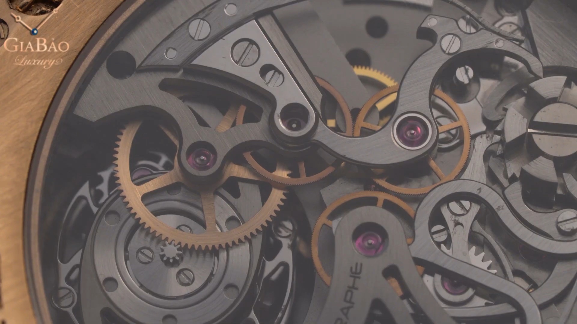 Cơ cấu chronograph và cầu máy nhìn qua đáy sapphire Mouawad Grande Ellipse