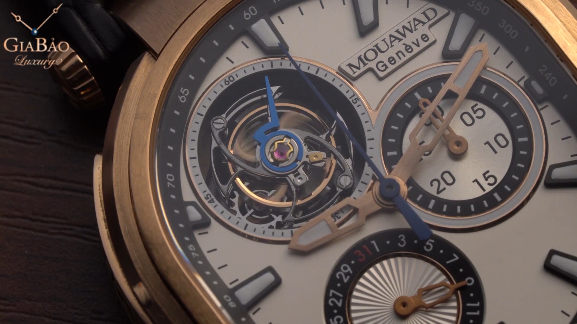 Cận cảnh tourbillon, bộ đếm chronograph và lịch kim trên mặt Mouawad Grande Ellipse