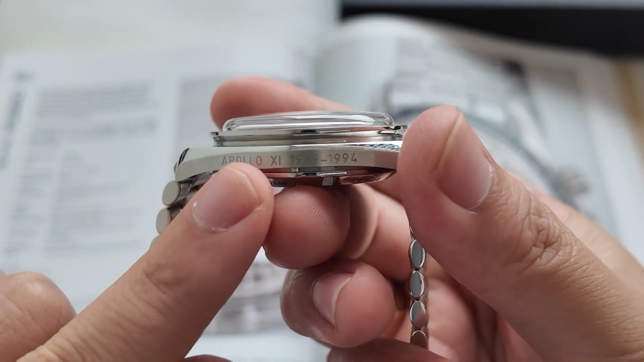 Dòng khắc Apollo XI 1969–1994 trên vỏ Omega Speedmaster