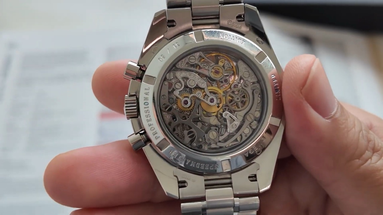 Mặt sau calibre 867 của Omega Speedmaster skeleton