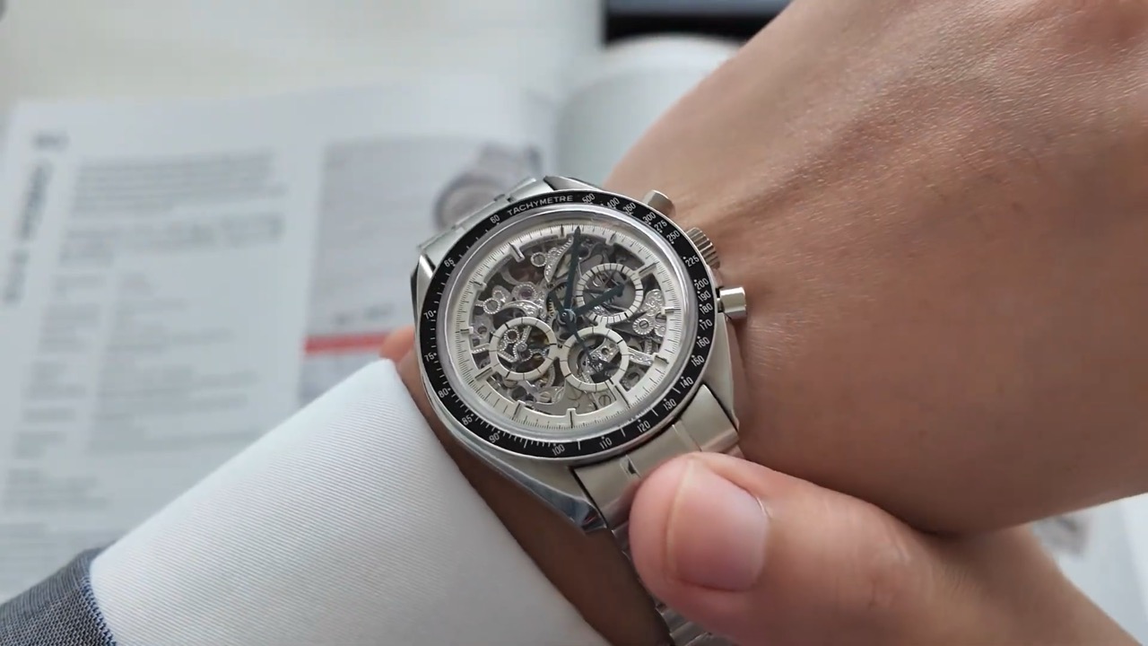 Omega Speedmaster platinum skeleton 42 mm trên cổ tay