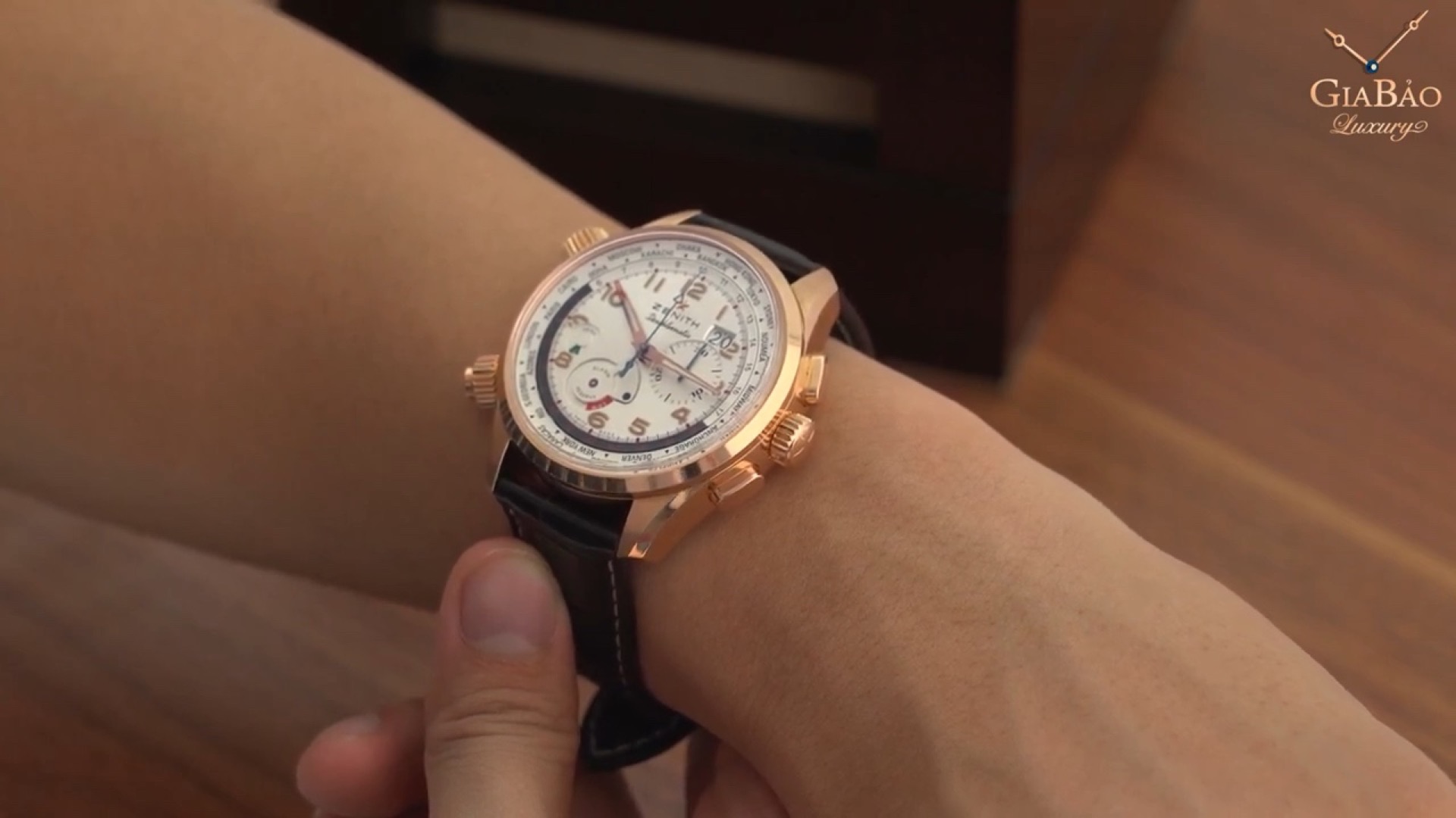 Zenith Pilot Doublematic 45 mm trên cổ tay